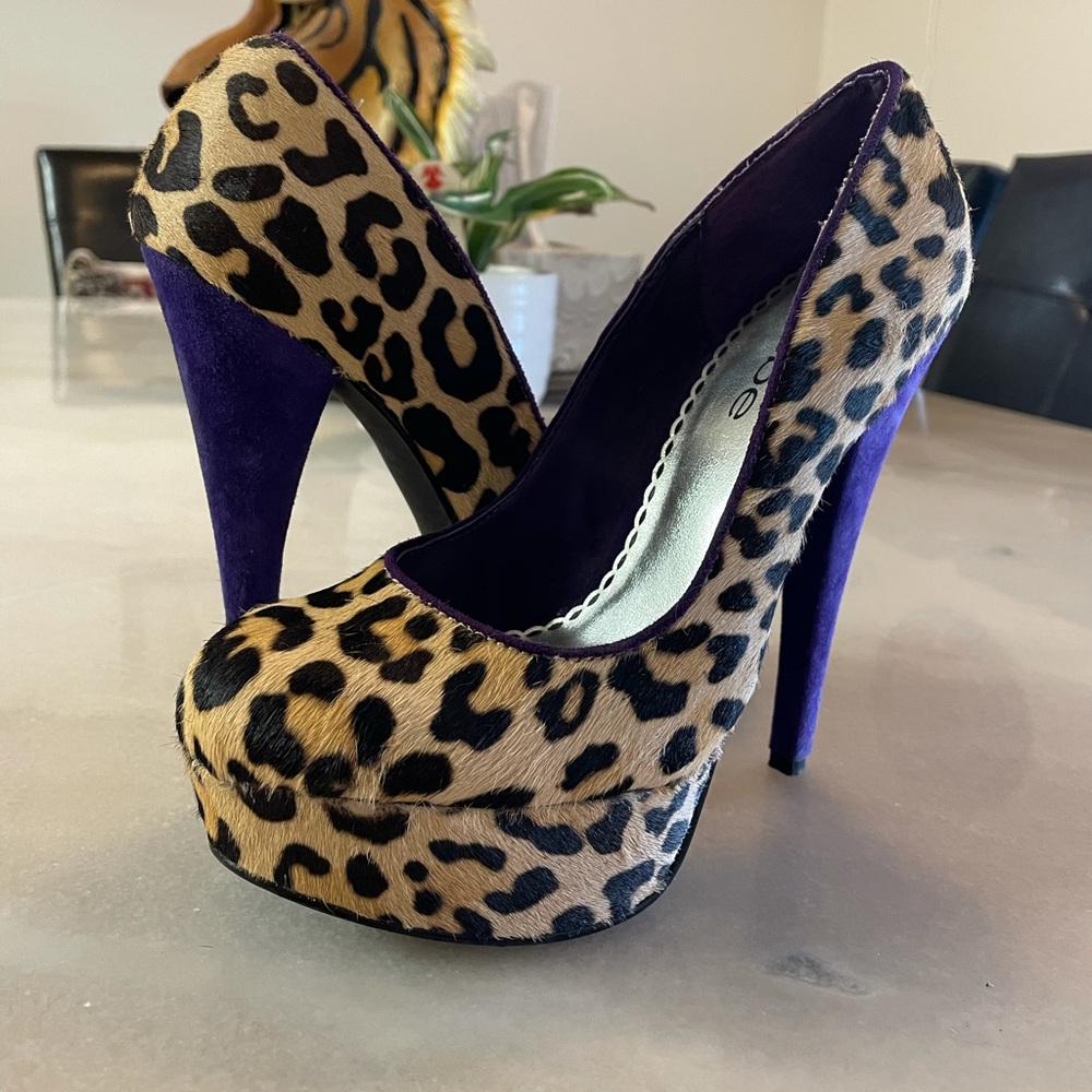 Bebe pump heels, Size 6